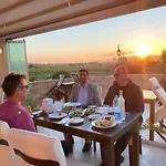 فندق Rebetika & Bistro