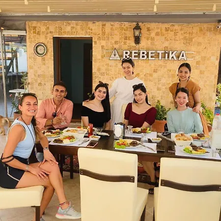 Rebetika & Bistro Hotell 3*