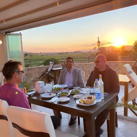 מלון Rebetika & Bistro