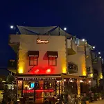 Rebetika & Bistro מלון