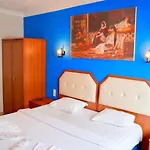 Rebetika & Bistro מלון 3*