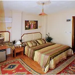 מלון Rebetika & Bistro 3*